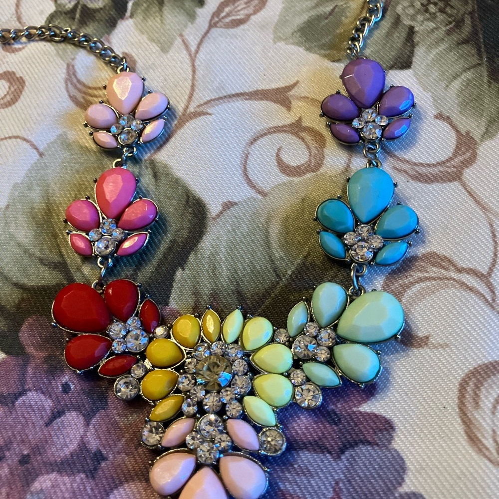 FLOWER NECKLACE ACRYLIC COLORS AND PRONG SET CRYSTAL RHINESTONES - Picture 7 of 7